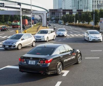 И уже сейчас по Японии передвигаются несколько автомобилей, оборудованных аппаратурой ITS Connect, позволяющей обмениваться сведениями с другими автомобилями и дорожной инфраструктурой