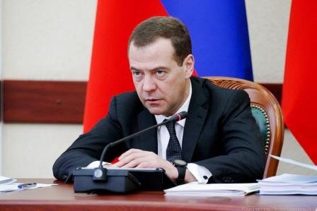 Дмитрий Медведев приказал направить деньги от «Платона» на ремонт дорог и сажать дорожников