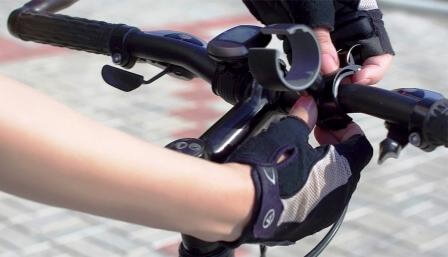 Приспособление с легкостью монтируется на велосипедный руль и фиксируется на нем при помощи специальной защелки