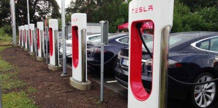 А отнюдь не дешевый электрокар Tesla Model S в прошлом году и вовсе был лидером продаж на протяжении нескольких месяцев