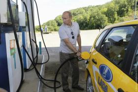 Высокие цены на топливо - основная проблема автолюбителей в России